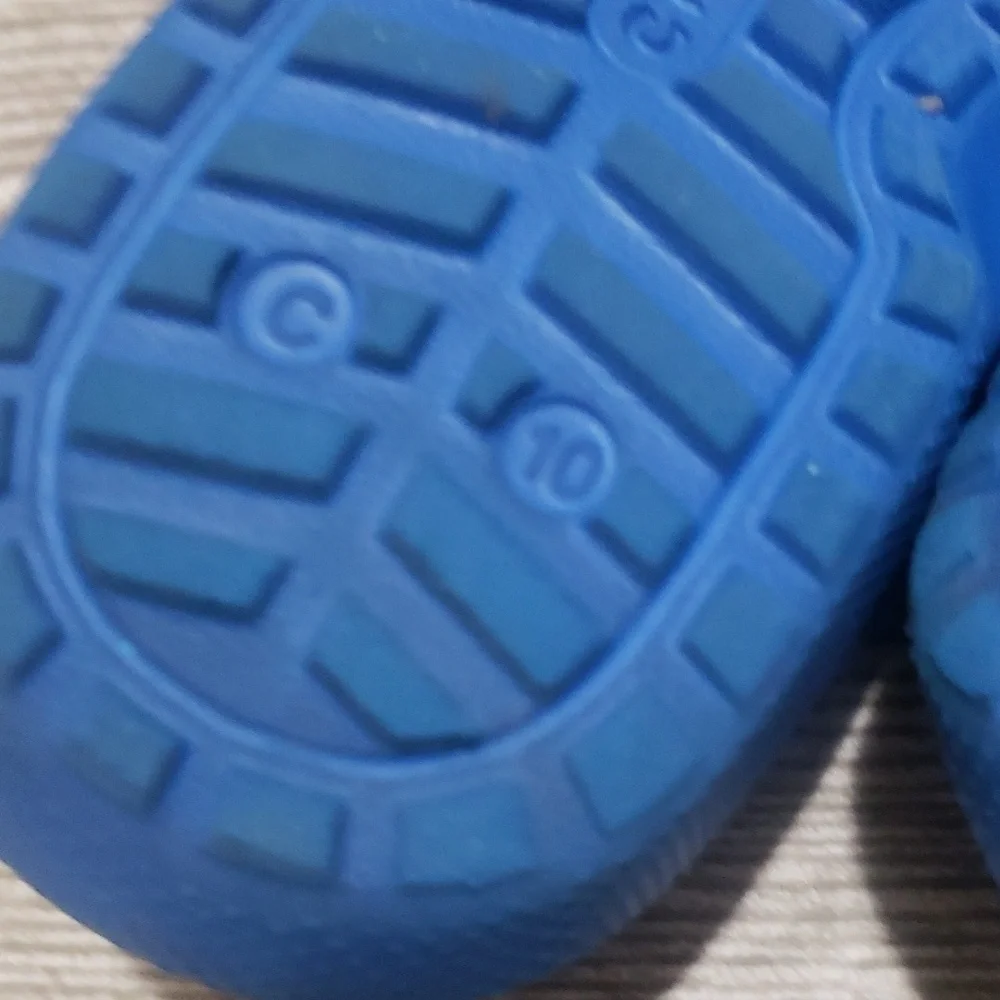 Crocs royal blue fleece lined youth shoes size 10